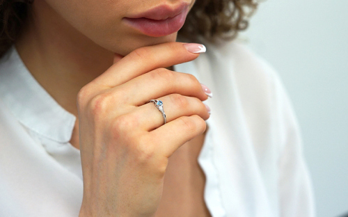 Prsten z bílého zlata s topasem a diamanty, 14K - ROYBR118A - na modelce