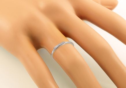 Prsten z bílého zlata s diamanty 0,050 ct Atria