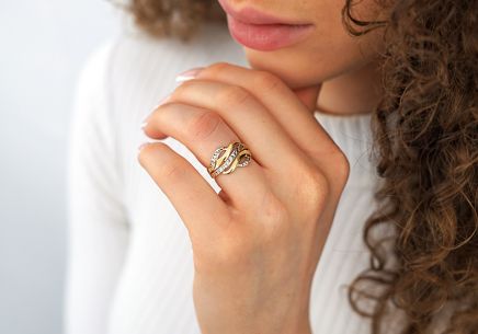 Zlatý dvoubarevný prsten s gravírovanými liniemi