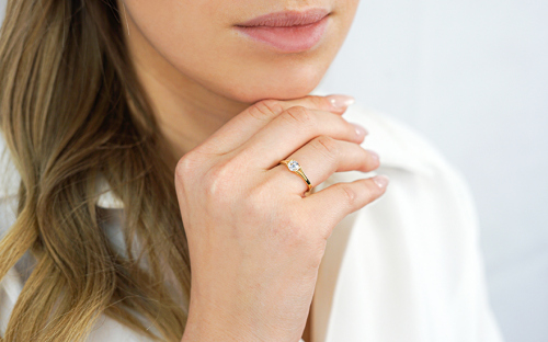 Zlatý zásnubní prsten se zirkonem - IZ22439 - na modelce