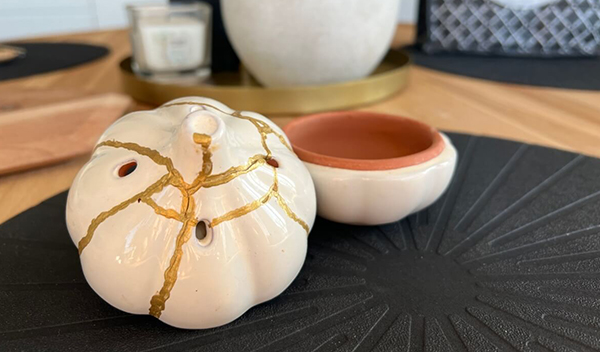 Rozbitá nádoba opravena zlatým lepidlem metodou kintsugi