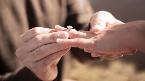 Muž dává zásnubní prsten ženě na ruku