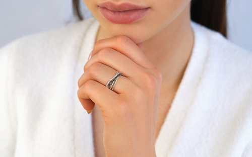 Briliantový prsten z bílého zlata s černými diamanty z kolekce Venecia 0,170 ct - IZBR835A - na modelce
