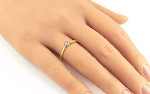 Diamantový dvoubarevný zásnubní prsten 0,060 ct - KU1614 - na modelce