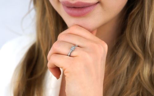 Diamantový prsten z bílého zlata 0.050 ct One love - KU1116A - na modelce