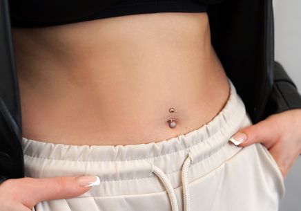 Piercing do pupíku z růžového zlata se simulovaným růženínem