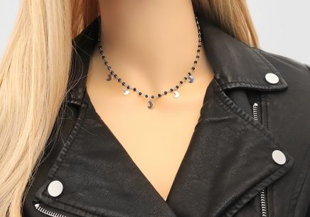 Stříbrný náhrdelník Choker s měsíci a tmavě modrými kameny