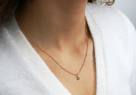 Minimalistický přívěsek písmeno D v růžovém zlatě
