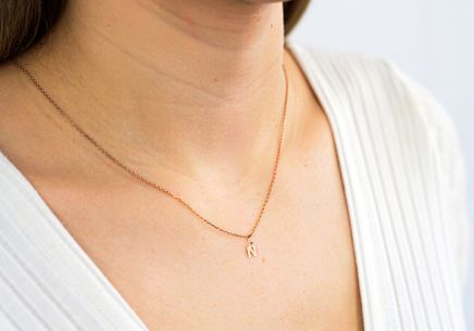Minimalistický přívěsek písmeno N v růžovém zlatě