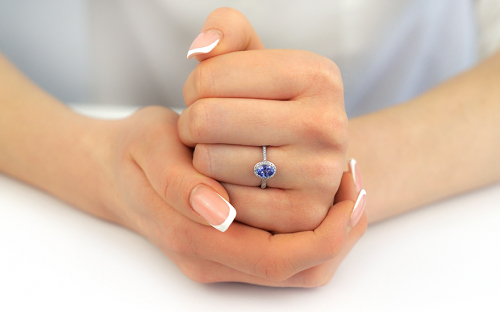 Prsten z bílého zlata s tanzanitem a diamanty 0.150 ct - IZBR578A - na modelce