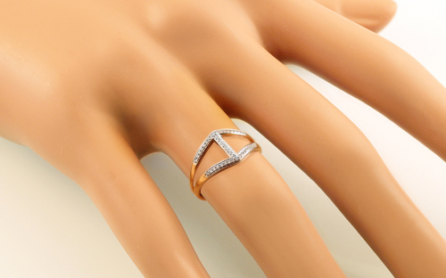 Prsten z růžového zlata s diamanty 0,100 ct Amelia - IZBR468R - na modelce