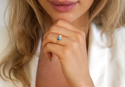 Prsten s opalitem a simulovanými drahokamy