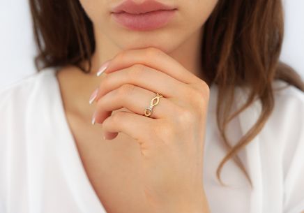 Zlatý minimalistický prsten se zirkony