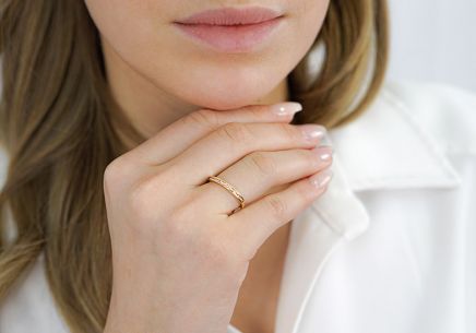 Zlatý prsten s růžovými zirkony