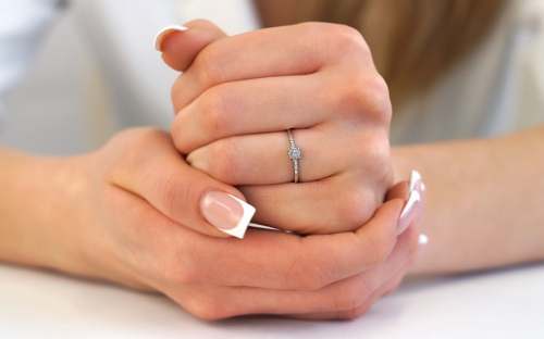 Zásnubní prsten z bílého zlata s diamanty Lila - KU1093A - na modelce