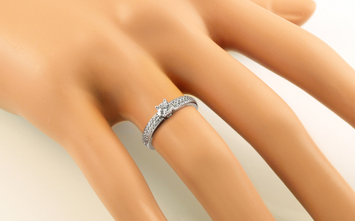 Zásnubní prsten z bílého zlata se zirkony Daley - IZ15195A - na modelce