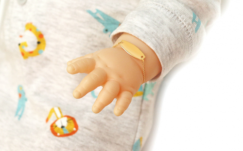 Zlatý dětský náramek celebritka s plotýnkou - IZ23393 - na modelce