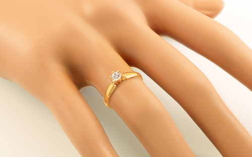 Zlatý zásnubní prsten se zirkonem Noe - IZ15602 - na modelce