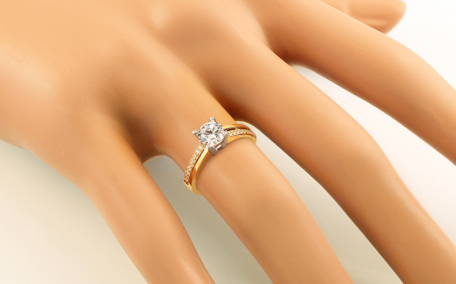 Zlatý zásnubní prsten se zirkony Alaina - IZ24512 - na modelce